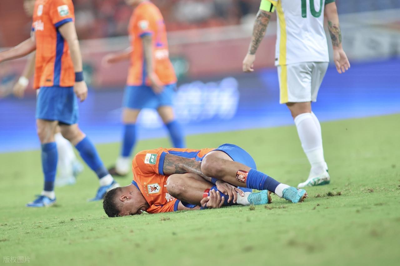 开云登录入口-泰山队伤情迷雾下的真相：沉默是金，团结是剑！明晚赛场见真章