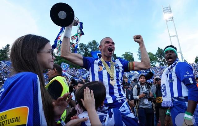 1723146766778038338.jpg oficial-pepe-termina-a-carreira-aos-41-anos.jpg