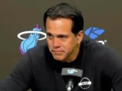 斯波谈延期：这情况热火训练馆也有过，通常15分钟就能修复