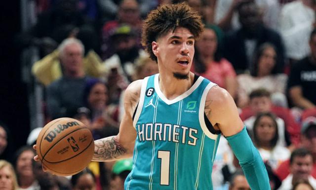 开云app下载-三球新赛季首秀姗姗来迟 伤兵满营令黄蜂难止连败