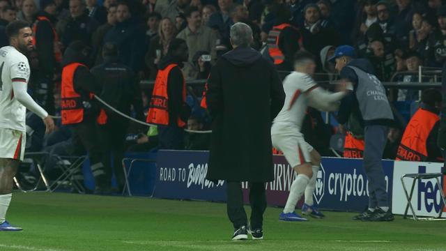 开云app下载-切尔西2-5惨败巴黎！内托怒推球童引冲突，致敬阿扎尔？