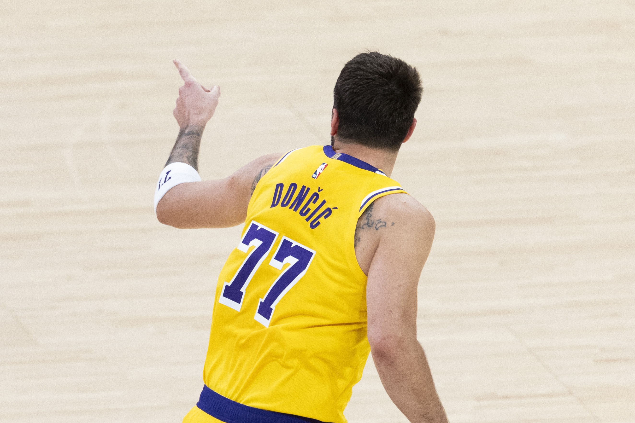 kaiyun体育-你追我赶！东契奇第55次砍下30+三双 追平约基奇 并列历史第二