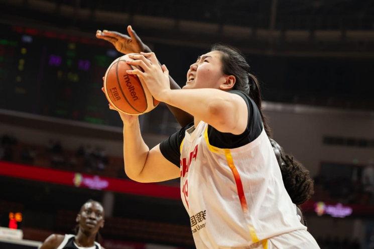 kaiyun体育-统治力！张子宇不到9分钟高效11+5 连续3场上双队内唯一